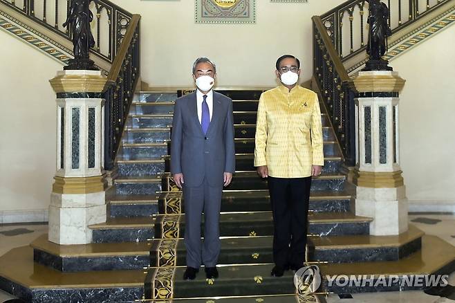 쁘라윳 태국 총리(오른쪽)와 왕이 중국 외교부장 [AP 연합뉴스 자료사진. 재판매 및 DB 금지]