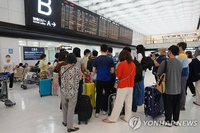 가이드 설명 듣는 한국인 첫 단체 관광객 (나리타=연합뉴스) 박성진 특파원 = 일본 정부가 코로나19 이후 지난달 단체 관광객 수용을 재개한 가운데 첫 한국인 단체 관광객이 6일 수도권 관문인 지바현 소재 나리타국제공항에 도착해 가이드의 설명을 듣고 있다. 2022.7.6 sungjinpark@yna.co.kr