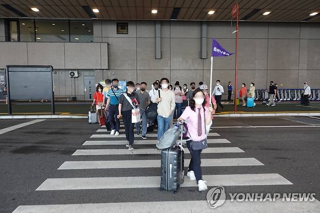 일본 입국 한국인 첫 단체 관광객 가이드 깃발 따라 (나리타=연합뉴스) 박성진 특파원 = 일본 정부가 코로나19 이후 지난달 단체 관광객 수용을 재개한 가운데 첫 한국인 단체 관광객이 6일 수도권 관문인 지바현 소재 나리타국제공항에 깃발을 든 가이드를 따라 이동하고 있다. 2022.7.6 sungjinpark@yna.co.kr