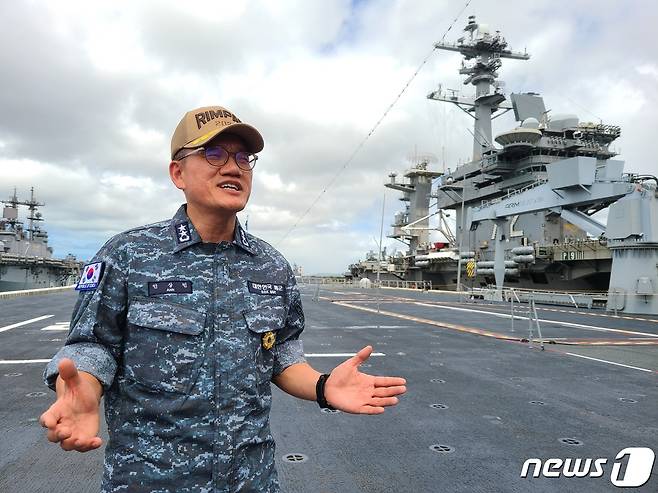 안상민 림팩전단장이 5일(현지시간) 미국 하와이 진주만에 정박한 '마라도함'에서 훈련에 임하는 각오를 설명하고 있다. © 뉴스1
