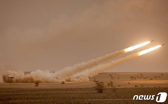 모로코 남동부에서 발사된 미국의 고속기동포병로켓시스템(HIMARS·하이마스) © AFP=뉴스1 © News1 김예슬 기자