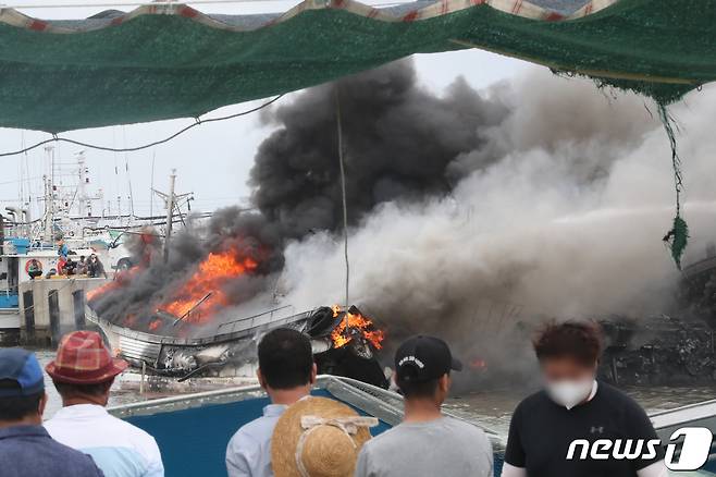 7일 오전 제주시 한림읍 한림항 안에 정박 중이던 어선 3척에서 화재가 발생, 출동한 소방과 해경이 진화 작전을 펼치고 있다. 현재 이 화재로 2명이 실종되고  3명이 다쳤다.. 2022.7.7/뉴스1