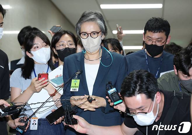 이양희 국민의힘 윤리위원장이 22일 오후 서울 여의도 국회에서 열린 이준석 당대표의 성 상납 증거인멸교사 의혹에 대한 윤리위원회 회의 도중 잠시 나와 취재진 질문에 답변하고 있다. (공동취재) 2022.6.22/뉴스1 © News1 이재명 기자