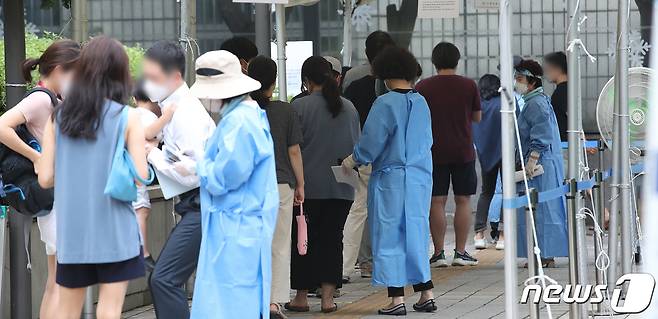 7일 오전 서울 서초구보건소 코로나19 선별진료소에서 시민들이 검사를 기다리고 있다. 질병관리청 중앙방역대책본부(방대본)는 이날 0시 기준 신종 코로나바이러스 감염증(코로나19) 신규 확진자가 1만8511명 발생했다고 밝혔다. 신규 확진자 중 국내 발생 1만8317명, 해외유입은 194명이다. 이날 확진자는 전날(6일) 1만9371명 대비 860명 감소했다. 1주일 전(6월 30일) 9591명보다 8920명(93%) 증가했고, 2주일 전(23일) 7493명 대비 1만1018명(147%) 늘었다. 2022.7.7/뉴스1 © News1 임세영 기자