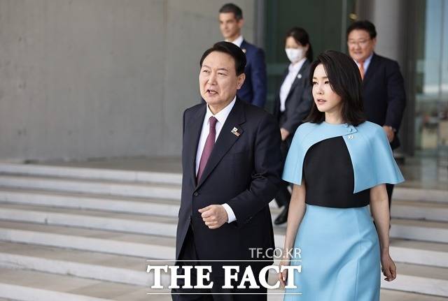 윤석열 대통령과 김건희 여사가 지난달 30일(현지시간) 스페인 마드리드 바라하스 국제공항에서 공군 1호기로 향하는 모습. /대통령실 제공