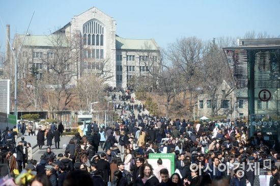 26일 서울 서대문구 이화여자대학교에서 열린 학위수여식이 졸업생과 축하객들로 북적이고 있다. /문호남 기자 munonam@