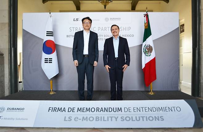 멕시코 두랑고에서 열린 전기차 부품 공장 설립을 위한 투자 업무협약(MOU) 체결식에 참석한 정인호 LS이모빌리티솔루션 멕시코 법인장(왼쪽)과 호세 로사스 아이스푸로 토레스 두랑고 주지사가 기념촬영을 하고 있다./LS일렉트릭 제공