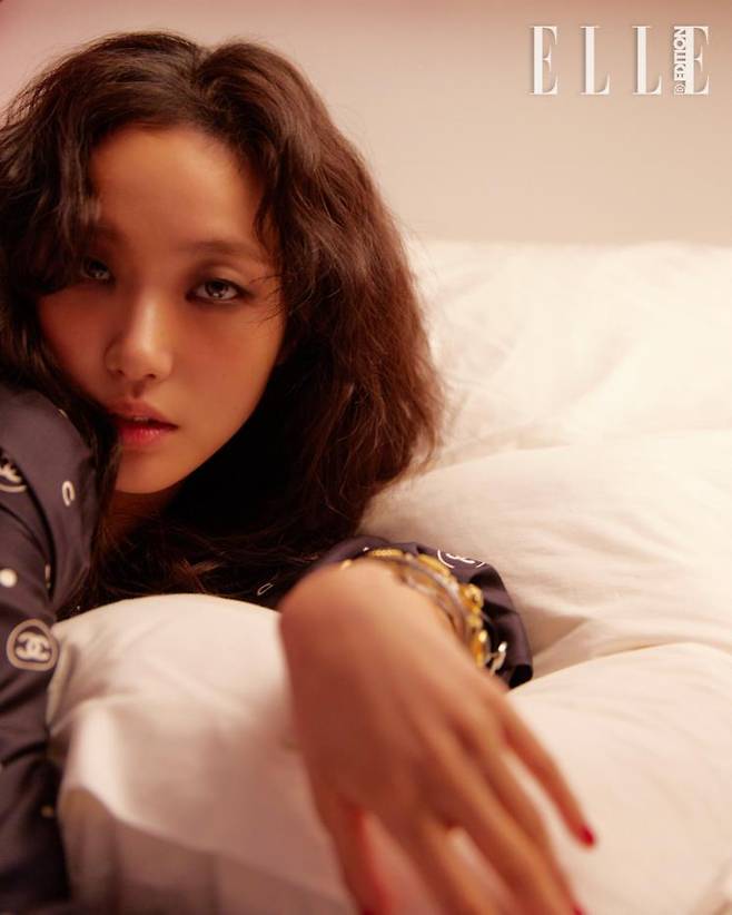 로고 플레이가 돋보이는 실크 드레스와 커프 브레이슬렛은 모두 Chanel.