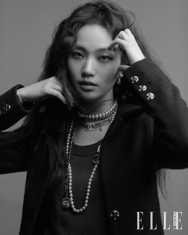 울 재킷, 캐시미어 풀오버와 레이어드한 네크리스는 모두 Chanel.