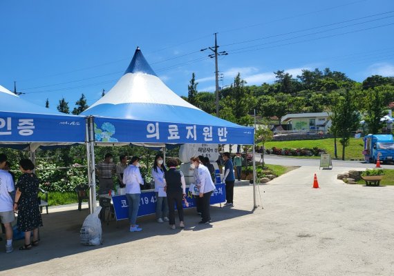 전라남도 신안군은 도초도의 수국 축제장 입구에 코로나19 백신 접종을 안내하는 의료지원 부스를 설치했다. 지난 1일 신안군 보건소 직원들이 지역민과 관광객들에게 백신 4차접종을 안내하고 있다. 전남도 제공