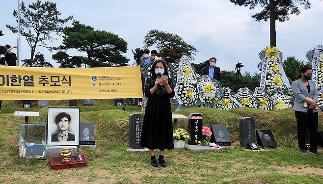 5일 이한열 열사의 35주기 추모식이 열린 광주 북구 망월동 민족민주열사묘역에서 이 열사의 큰누나 숙례씨가 유족 대표로 인사말을 하고 있다.김용희 기자 kimyh@hani.co.kr