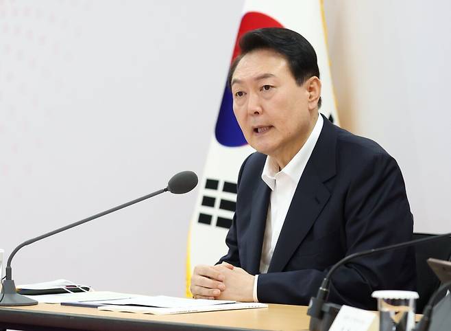 윤석열 대통령이 7일 오전 충북 청주시 충북대학교에서 새정부 5년간의 국가재정운용방향을 논의하는 2022 국가재정전략회의를 주재하고 있다. 청주/연합뉴스