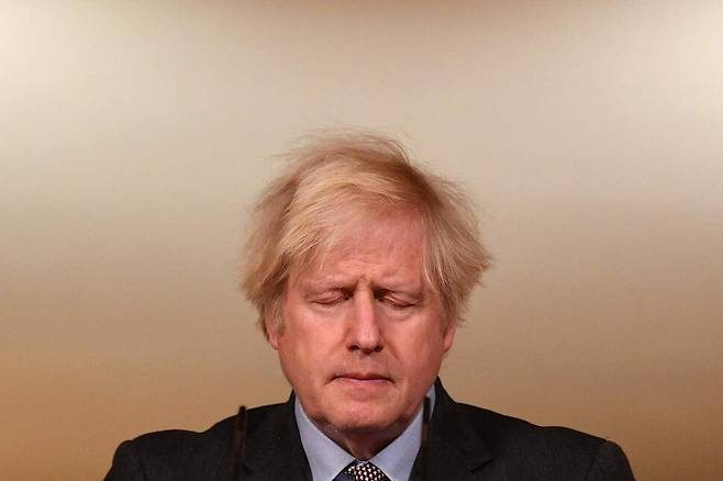7일 사퇴 의사를 밝힌 보리스 존슨 영국 총리가 침통한 표정을 짓고 있다. 런던/AFP 연합뉴스