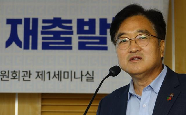 우원식 더불어민주당 의원이 지난달 22일 국회 의원회관에서 을지로위원회 주최로 열린 '야당에서 출발한 을지로위원회의 역할과 수권정당으로 가는 길'이란 주제로 강연하고 있다. 연합뉴스