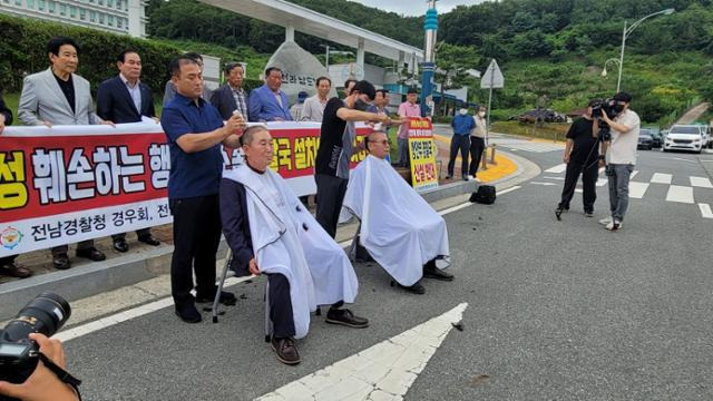 7일 오후 전남경찰청 앞에서 한기민 전남재향경우회장과 최철홍 목포경우회장이 삭발을 하고 있다. 전남경우회 제공