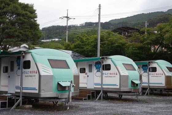 깨비마을 주민들은 야영장을 함께 운영한다. 카라반 5대와 야영 데크 11개를 갖췄다.