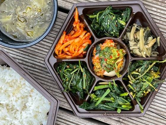 평창군이 운영하는 시티투어 프로그램은 육백마지기를 들렀다가 깨비마을에서 산나물 도시락을 먹는다. 곤드레나물, 취나물 등 마을 주민이 직접 만든 향긋한 산나물은 여행객 사이에서도 인기다.