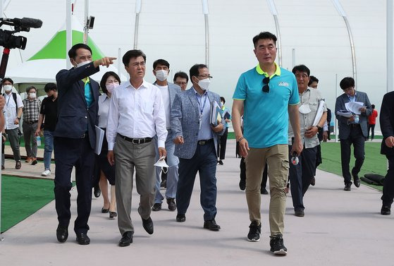 지난 6일 충남 보령시에서 열린 2022보령해양머드박람회 행사장에서 김태흠 충남지사가 현장을 둘러보고 있다. [사진 충남도]