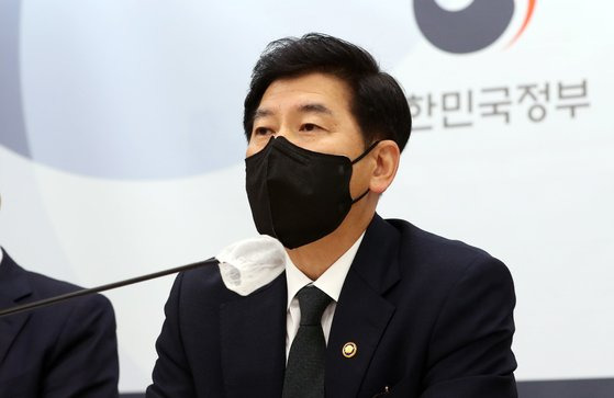 최상대 기획재정부 2차관이 6일 오전 정부세종청사에서 '22년 국가재정전략회의 주요내용을 사전 설명하고 있다. 뉴스1