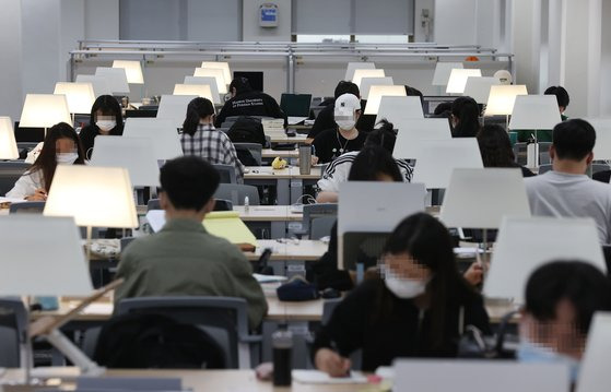 지난달 19일 오후 서울 동대문구 한국외국어대학교 도서관 열람실에서 학생들이 기말고사를 앞두고 공부를 하고 있다. 위 사진은 기사 내용과 무관. 연합뉴스