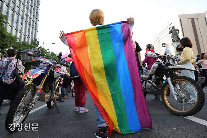 20번째 생일을 맞은 서울퀴어문화축제가 2019년 6월1일 오후 서울광장 일대에서 열려 참가자들이 을지로, 종로를 거쳐 광화문 사거리 부근에서 행진하고 있다. 김창길 기자