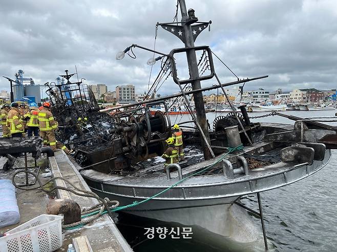 한림항에 정박된 어선 3척이 불에 타 뼈대만 남았다. 제주소방안전본부 제공