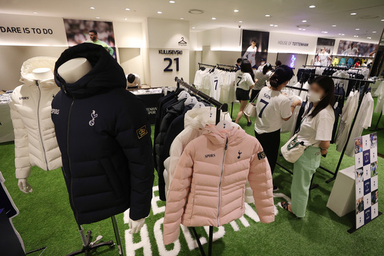 Shoppers look around for products at a pop-up store set up to celebrate English Premier League (EPL) team Tottenham Hotspur's visit to Korea. The pop-up store is at the Gangnam branch of Lotte Department Store in Gangnam District, southern Seoul. At the store, which will be open until July 17, licensed products from Tottenham players such as Son Heung-min and products with the Tottenham logo will be displayed. [YONHAP]