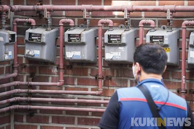 공공요금인 전기요금과 가스요금이 동시에 인상된 1일 오전 서울시내 주택가에 설치된 가스계량기를 한 시민이 살펴보고 있다.