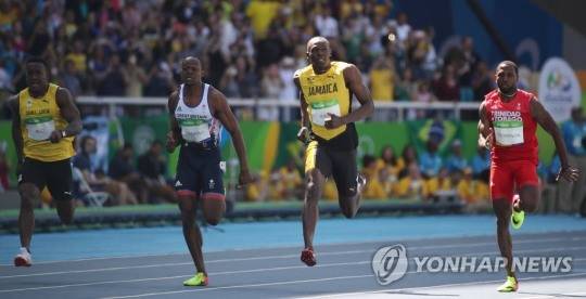 100m, 200m, 400m 단거리 종목은 정해진 '새퍼레이트 코스'를 달려야 한다. 사진은 2016년 리우올림픽 남자육상 100m서 역주하는 우사인 볼트(오른쪽 두번째) 모습. [연합뉴스 자료사진]