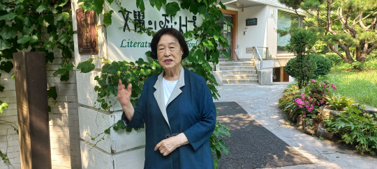 김후란 이사장이 지난 4일 ‘문학의 집·서울’ 정문 앞에서 2001년 리모델링 과정을 설명하고 있다. 사진 왼쪽에 이곳이 전 안기부장 공관이라는 푯말이 있다.