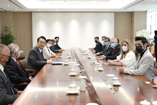 尹, 중남미 10개국 장·차관 접견 : 윤석열 대통령이 6일 오후 용산 대통령실에서 ‘한·중남미 미래협력포럼’ 참석차 방한한 중남미 10개국 장·차관급 인사들을 접견하고 있다. 연합뉴스