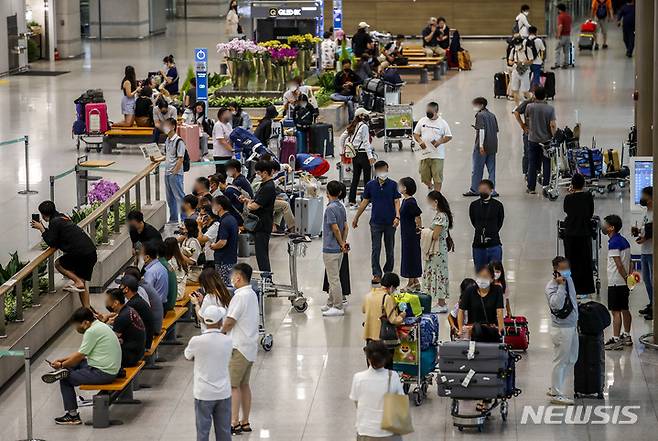 [인천공항=뉴시스] 정병혁 기자 = 4일 인천국제공항 1터미널 입국장이 사람들로 붐비고 있다.  인천공항 이용객은 코로나19 이후 처음으로 7월 첫째주 일일 여객 수가 5만명을 넘어선 것으로 집계됐다. 2022.07.04. jhope@newsis.com