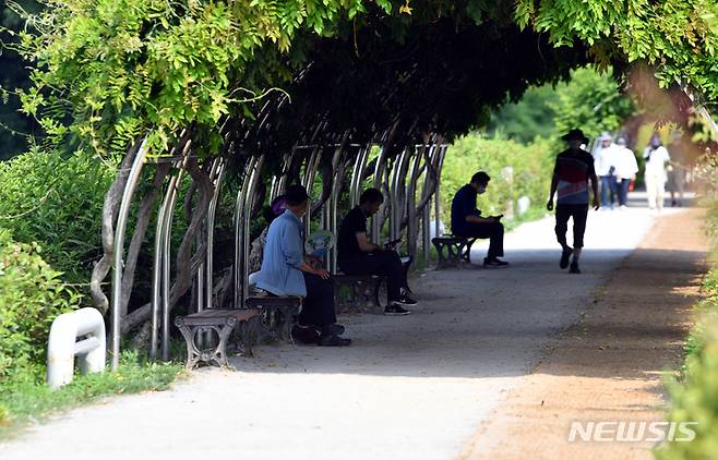 [광주=뉴시스] 공원 그늘에서 휴식하는 시민들. (사진=뉴시스DB). photo@newsis.com