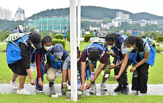 [서울=뉴시스] 2022 유엔 참전용사 후손 평화캠프에 참가중인 유엔참전국 참전용사 후손들이 6일 부산 남구 부산유엔기념공원을 방문해 헌화를 하고 있다. (사진=국가보훈처 제공) 2022.07.06. photo@newsis.com *재판매 및 DB 금지