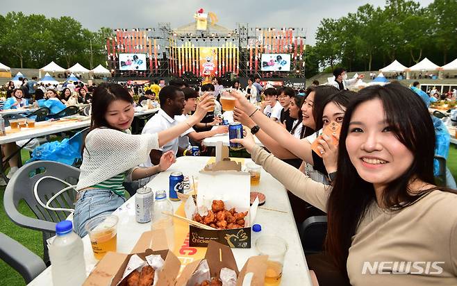 [대구=뉴시스] 이무열 기자 = 6일 오후 대구 달서구 두류야구장에 열린 '2022 대구 치맥 페스티벌'을 찾은 시민들이 시원한 맥주와 치킨을 맛보며 축제를 즐기고 있다. 이번 대구 치맥 페스티벌은 코로나19로 중단됐다가 3년 만에 다시 막을 올렸다. 2022.07.06. lmy@newsis.com