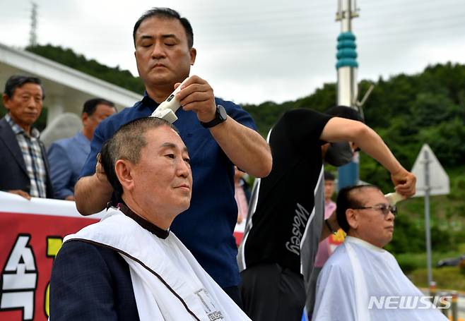 [무안=뉴시스] 이영주 기자 = 7일 오전 전남 무안군 전남경찰청 앞에서 한기민 전남경우회장이 행정안전부의 경찰국 설치안 철회를 촉구하며 삭발하고 있다. 2022.07.07. leeyj2578@newsis.com