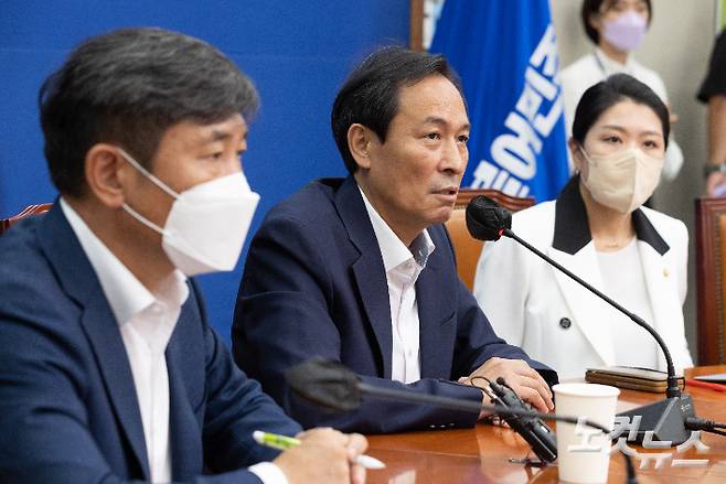 더불어민주당 우상호 비상대책위원장이 6일 서울 여의도 국회에서 비공개 당무위원회를 마친 후 기자간담회를 하고 있다. 윤창원 기자