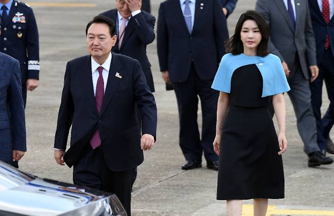 윤석열 대통령과 김건희 여사가 스페인 마드리드에서 열린 북대서양조약기구(NATO·나토) 정상회의 3박5일 간 일정을 마치고 1일 오전 경기 성남 서울공항을 통해 귀국하고 있다. 황진환 기자