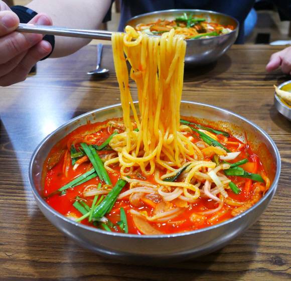 유난히 매운맛을 즐기는 청주 사람들이 즐겨 찾는 ‘청풍루’의 짬뽕.