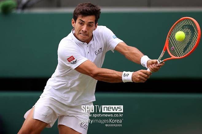 ▲ 2022년 윔블던 남자 단식 8강전에서 백핸드 리턴을 하고 있는 크리스티안 가린