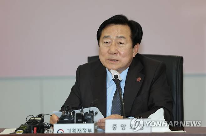 발언하는 김기문 중기중앙회장 (서울=연합뉴스) 박동주 기자 = 김기문 중기중앙회장이 18일 오후 서울 영등포구 중소기업중앙회에서 열린 '추경호 경제부총리, 중소기업인과의 대화'에서 발언하고 있다. 2022.5.18 pdj6635@yna.co.kr