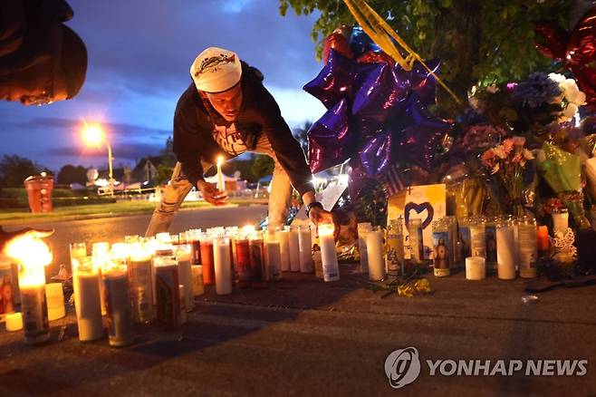 '버펄로 총격사건' 희생자 추모 촛불 밝히는 미국인들 (버펄로 AFP/게티이미지=연합뉴스) 미국 뉴욕주 버펄로의 총격사건 현장 인근에서 16일(현지시간) 주민들이 희생자들을 추모하는 촛불을 밝히고 있다. 백인우월주의자인 총기 난사범은 이틀 전 흑인 주거 지역의 한 슈퍼마켓에서 총을 마구 쏴 10명이 숨지고 3명이 다쳤다. 2022.5.17 sungok@yna.co.kr