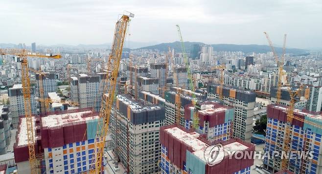 공사 중단이 계속되고 있는 서울 강동구 둔촌주공 재건축 현장 모습. [연합뉴스 자료사진]