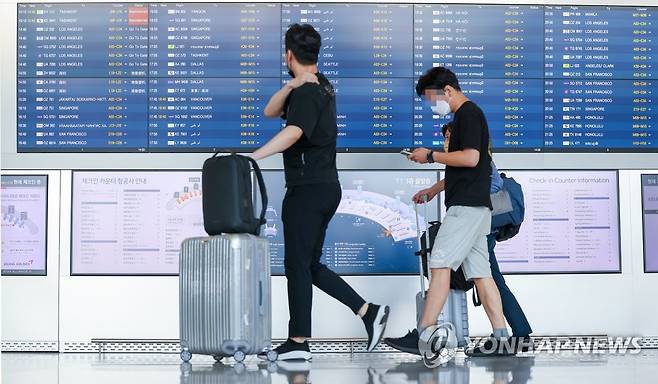 인천공항 국제선 운항 정상화 '가득 찬 비행 스케줄' [연합뉴스 자료사진]