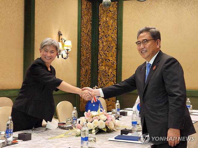 한­호주 외교장관 회담하는 박진 장관 (발리=연합뉴스) 김효정 기자 = 박진 외교부 장관이 7일 G20 외교장관회의가 열린 인도네시아 발리에서 페니 웡 호주 외무장관과 한­호주 외교장관 회담을 하고 있다. 2022.7.7 kimhyoj@yna.co.kr