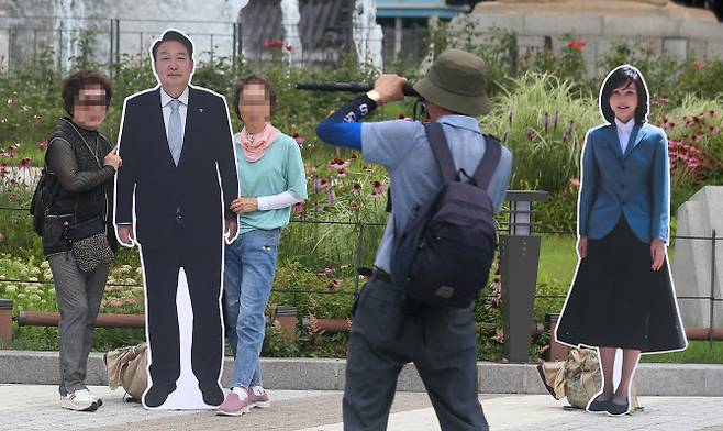 7일 오후 서울 종로구 청와대 분수대 앞에 설치된 윤석열 대통령과 부인 김건희 여사의 등신대에서 시민들이 기념촬영을 하고 있다 (사진=뉴시스)