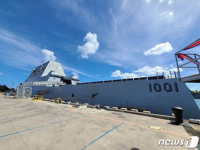 6일(현지시간) 미국 하와이 진주만에 정박 중인 미 해군 줌월트급 스텔스 구축함 '마이클 몬수어'.© 뉴스1