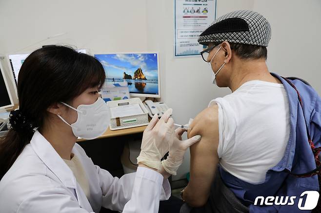 서울 강서구 부민병원에서 한 시민이 4차 백신을 접종하고 있다./뉴스1 © News1 사진공동취재단