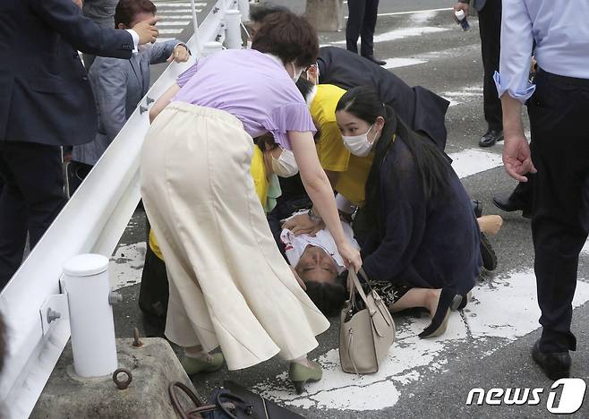 아베 신조(安倍晋三) 전 일본 총리가 8일 일본 서부 나라시에서 선거 유세 도중 총격을 맞고 쓰러져 있다. © 로이터=뉴스1 © News1 이유진 기자