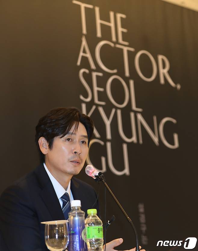 배우 설경구가 8일 오후 경기 부천시 고려호텔에서 열린 제26회 부천국제판타스틱영화제 특별 기자회견에서 취재진과 인터뷰를 하고 있다. 2022.7.8/뉴스1 © News1 정진욱 기자